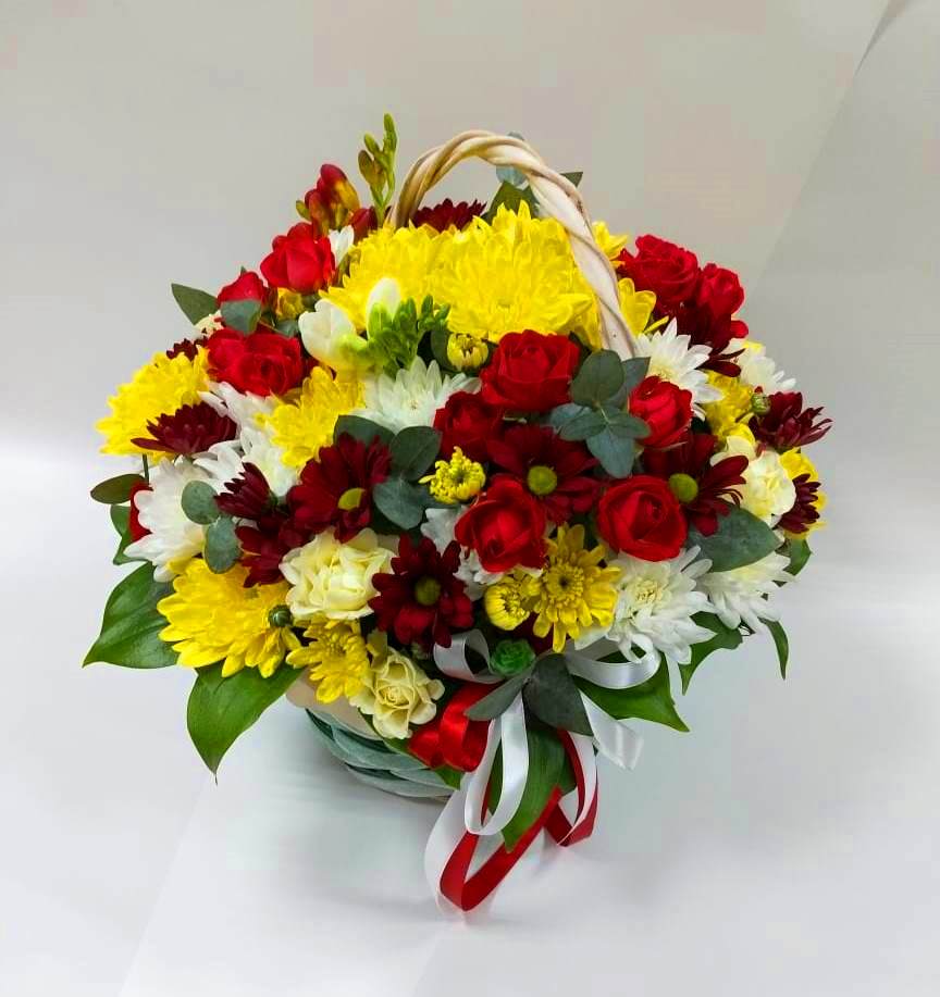 Цветочная композиция из Хризантемы и Розы в корзине в Нижний Кисляй