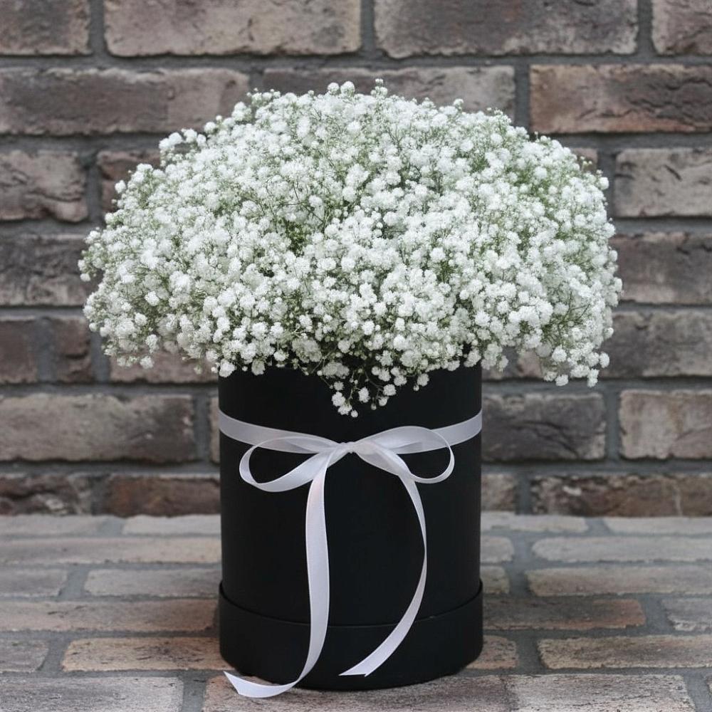 Цветочная композиция из Гипсофила в шляпной коробке в Нижний Кисляй