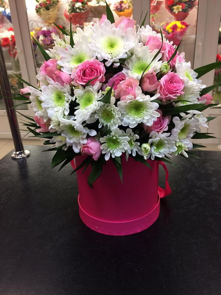 Цветочная композиция из Розы и Хризантемы в шляпной коробке в Нижний Кисляй