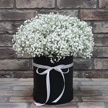 Цветочная композиция из Гипсофила в шляпной коробке в Нижний Кисляй