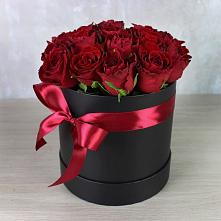Цветочная композиция из Розы в шляпной коробке в Нижний Кисляй