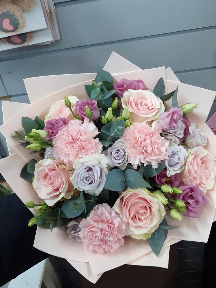 Букет цветов из: Розы, Гвоздики и Лизиантусы в Нижний Кисляй